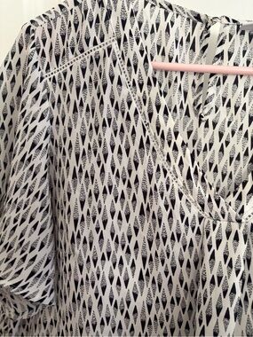 Liz Claiborne Black and White Geometric V-Neck Top